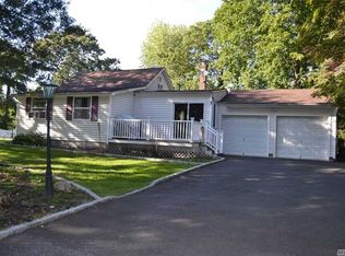 3 University Dr, Rocky Point, NY 11778