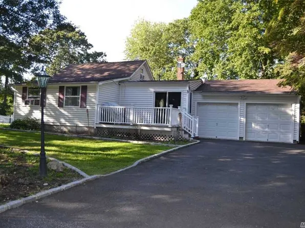 3 University Dr, Rocky Point, NY 11778