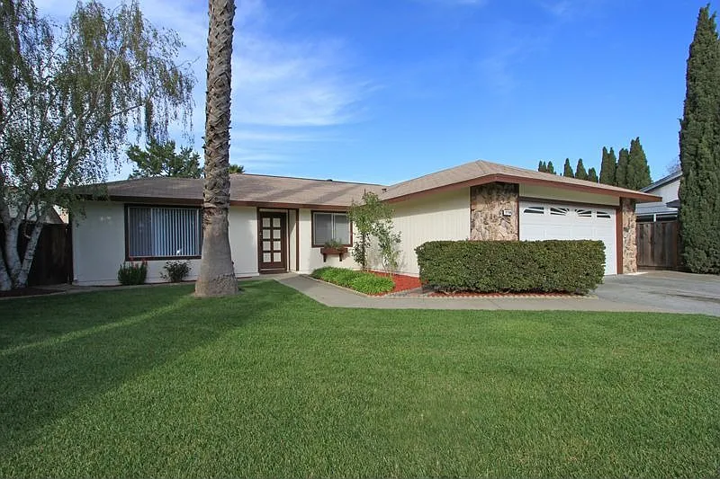 37764 Starflower St photo 1
