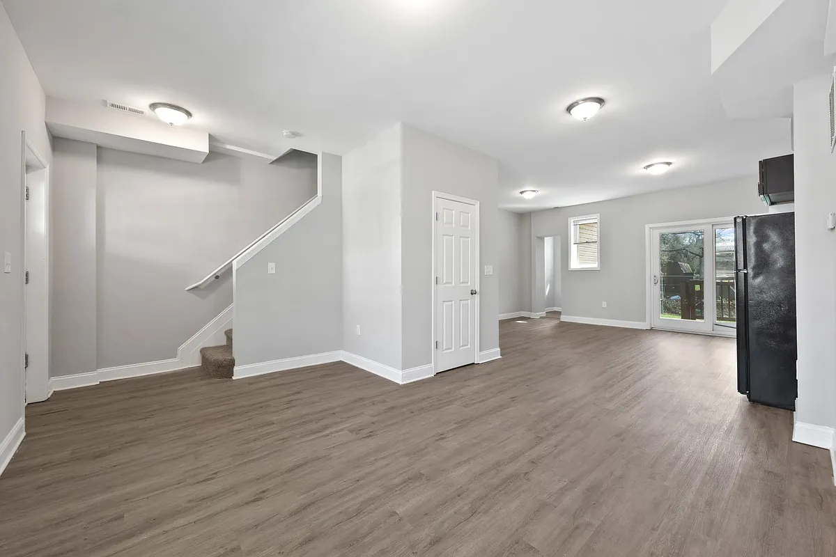 3 bed, 1.0 bath, 1136 sqft, $1,800 — Photo 4