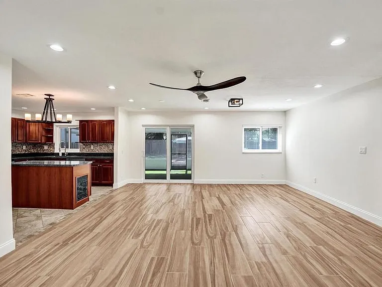 300 SW 19th Ave #0 — Photo 1