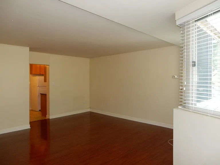922 24th St NW #219 — Photo 5