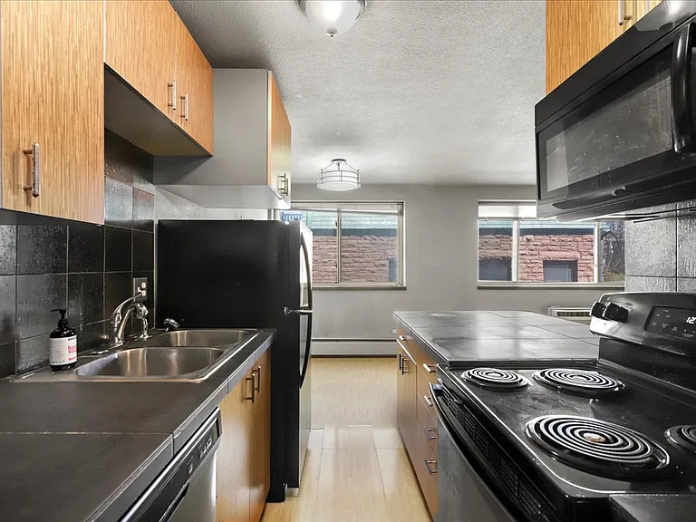 1302 N Columbine St #102 — Photo 3