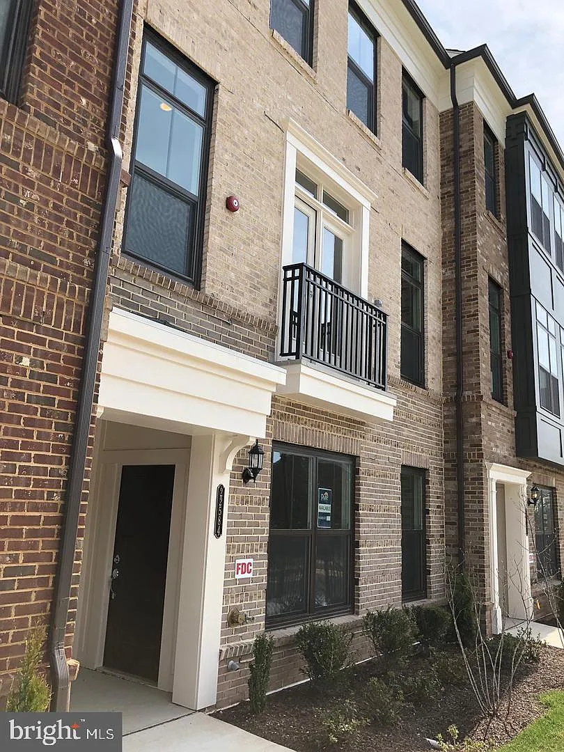 4 bed, 3.0 bath, 2686 sqft, $3,400 — Photo 4
