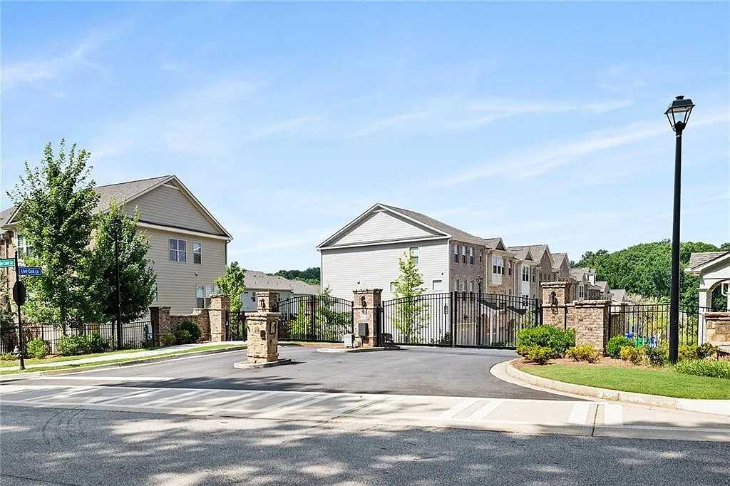 4 bed, 3.5 bath, 2407 sqft, $4,500 — Photo 2