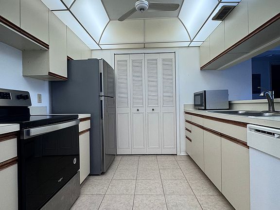 Kitchen w/ pantry
