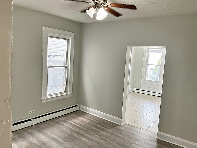 546 Livingston St — Photo 8