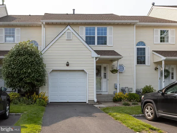 17 Pilgrim Ct, Ewing, NJ 08628