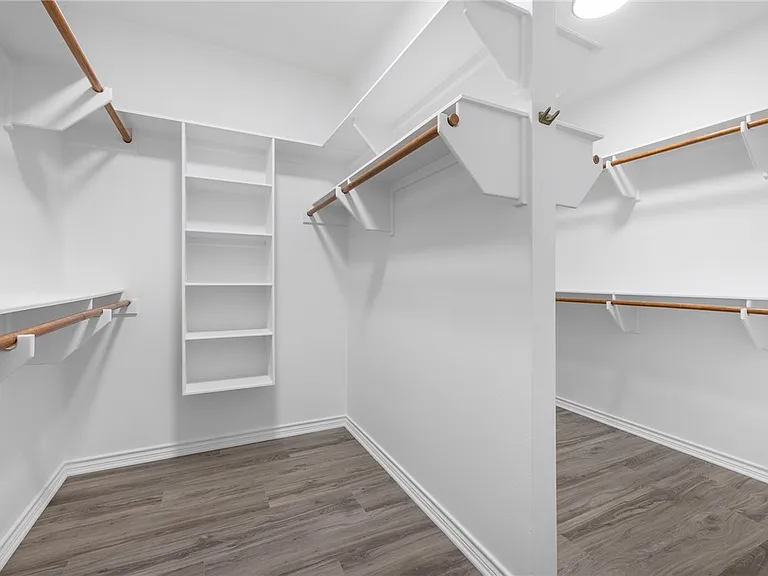 1301 Essex Grn — Photo 15