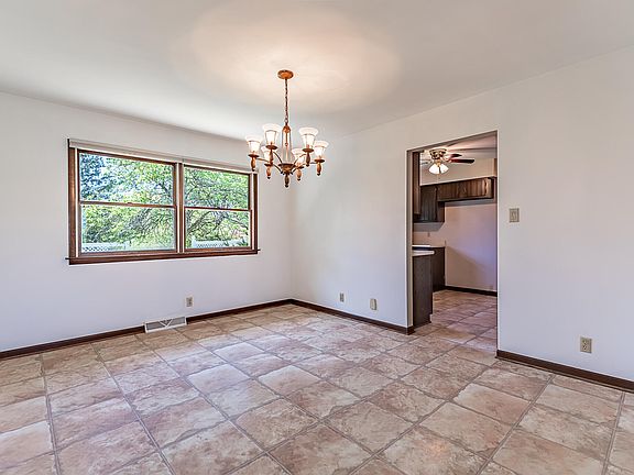5th image of 11732 White Oak Ave
