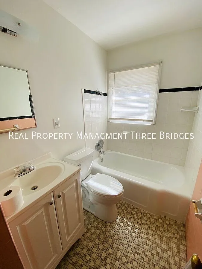Beautiful Home in Quiet Florissant Neighborhood — Photo 3