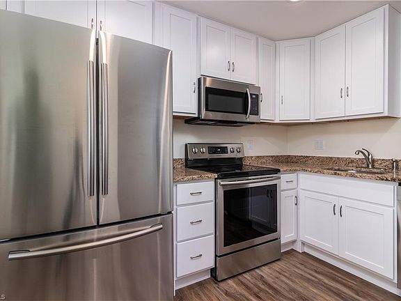 3rd image of 905 SW 48th Ter APT 202
