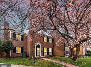 9752 Cardinal Rd, Fairfax, VA