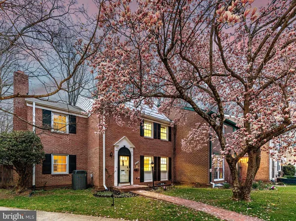 9752 Cardinal Rd, Fairfax, VA 22030