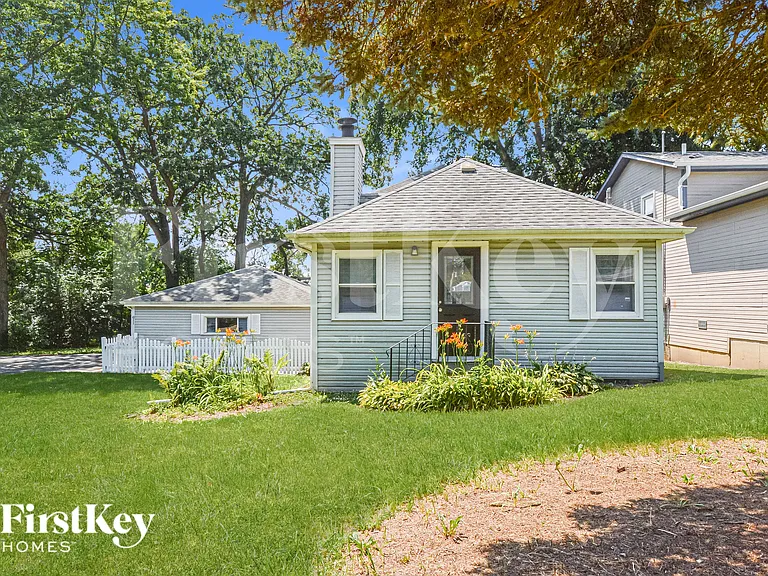611 Oakwood Dr — Photo 1
