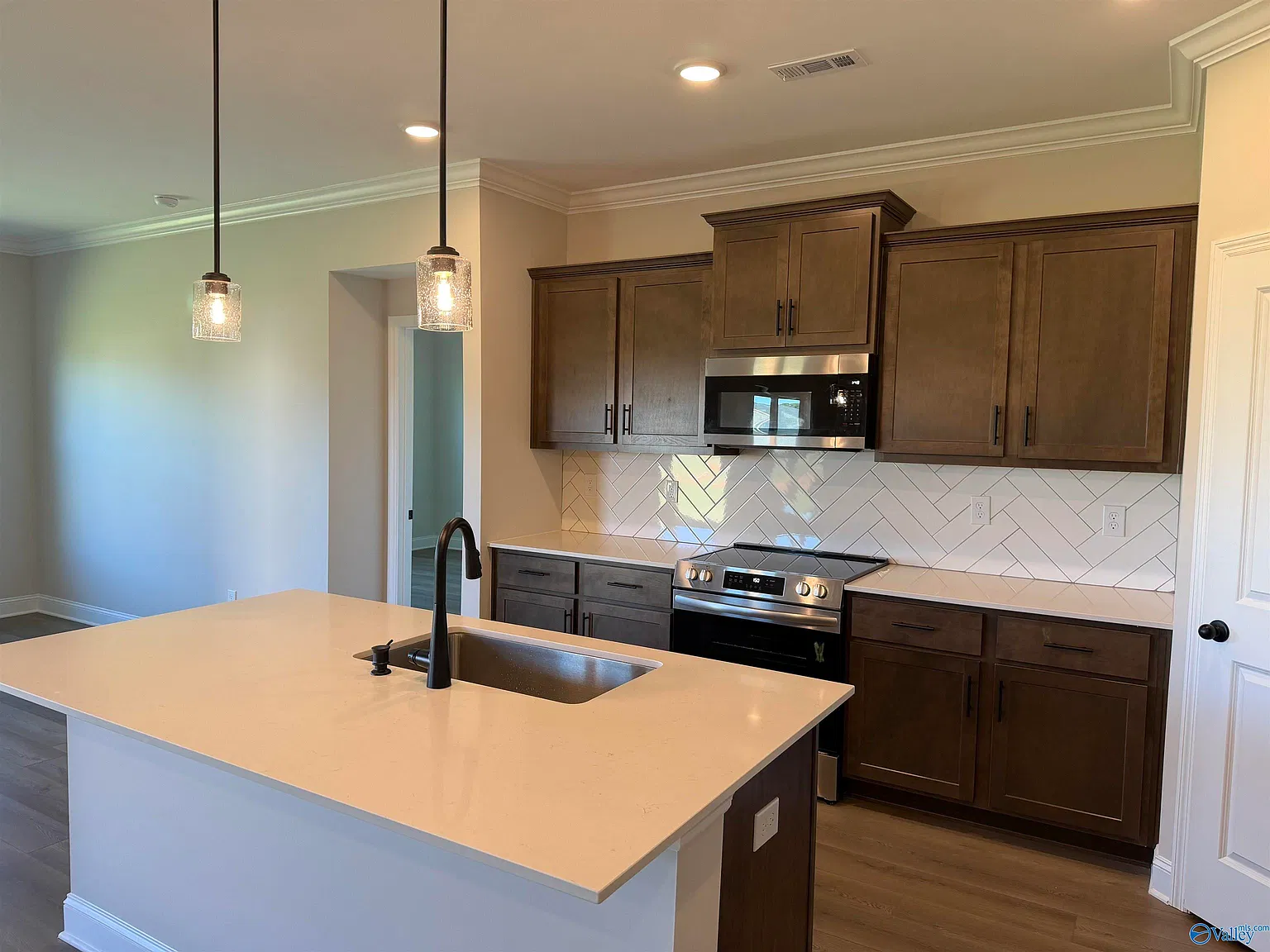 4 bed, 3.0 bath, 2095 sqft, $2,200 — Photo 3