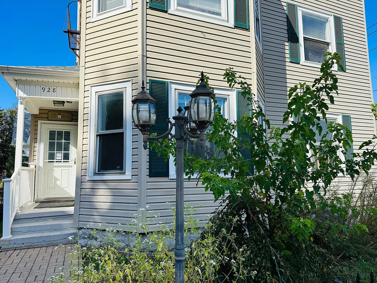 3 bed, 1100 sqft, $2,300 — Photo 2