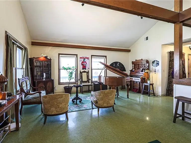 520 N White Ave — Photo 11