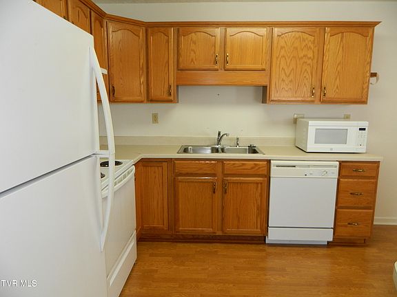 3rd image of 943 Cornerstone Ct
