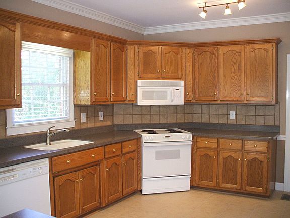 Huge kitchen w/corian countertops, new appliances