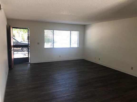 4th image of 107 W Oak St #4