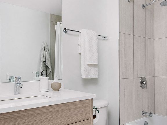 4th image of 305 N Canal St #1408