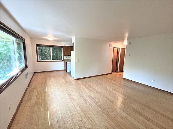 2nd image of 1427-1429 NE Hancock St #1427-3