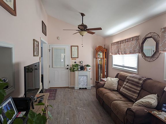 5th image of 28 Iron Horse Rd