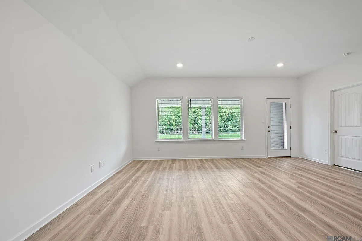 Building Photo - 15820 Loussier Dr