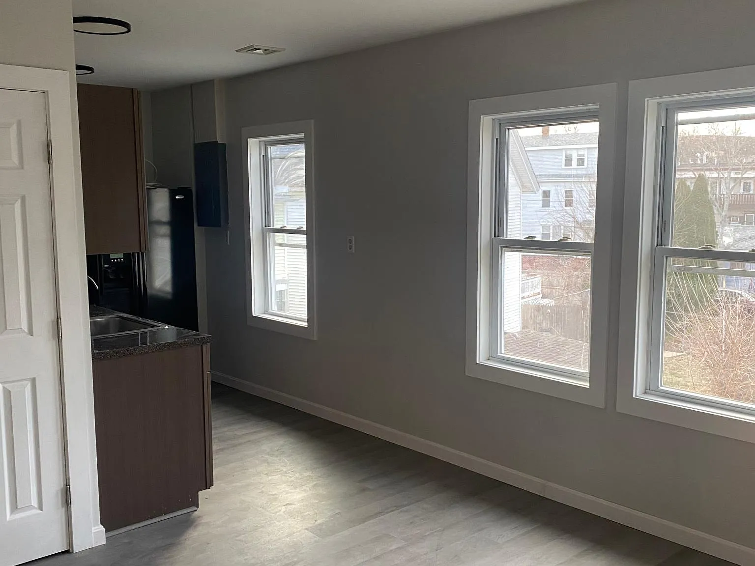 3 bed, 900 sqft, $2,425 — Photo 2
