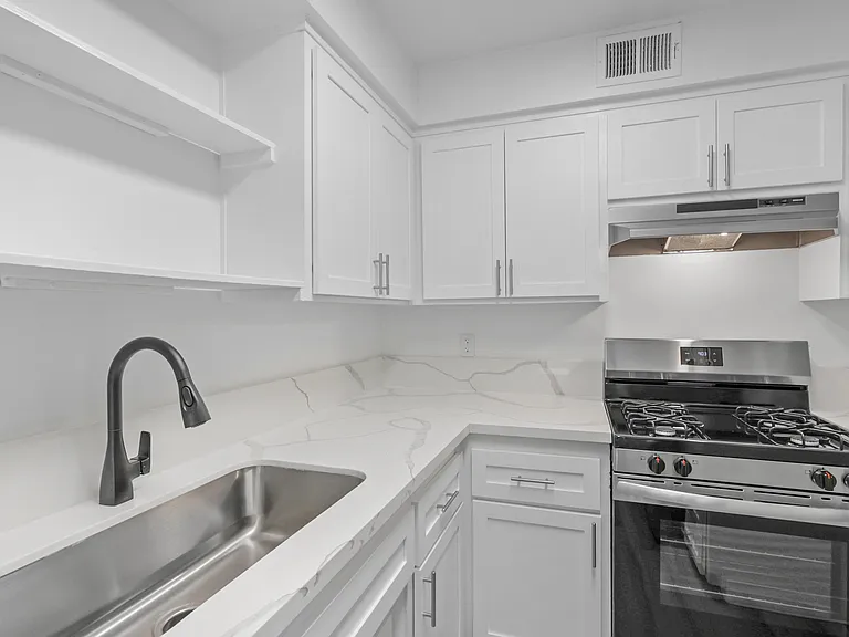 Courtyard Apartments — Photo 31