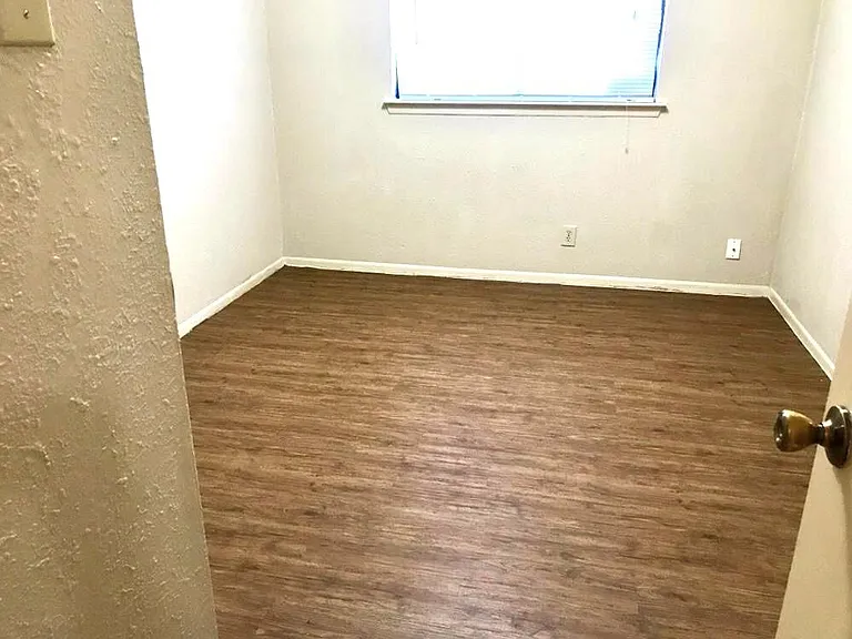 7422 Radford Trl — Photo 8