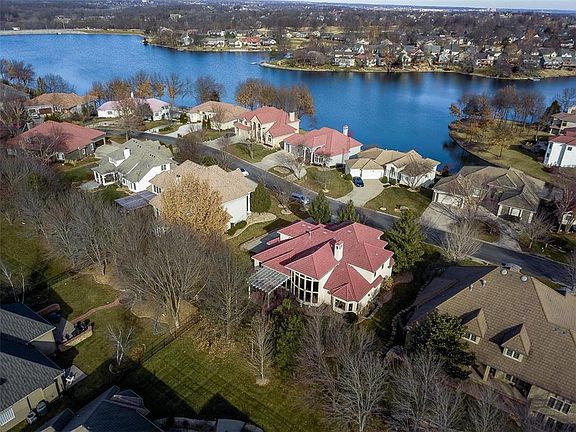 5th image of 625 NE Lake Pointe Dr