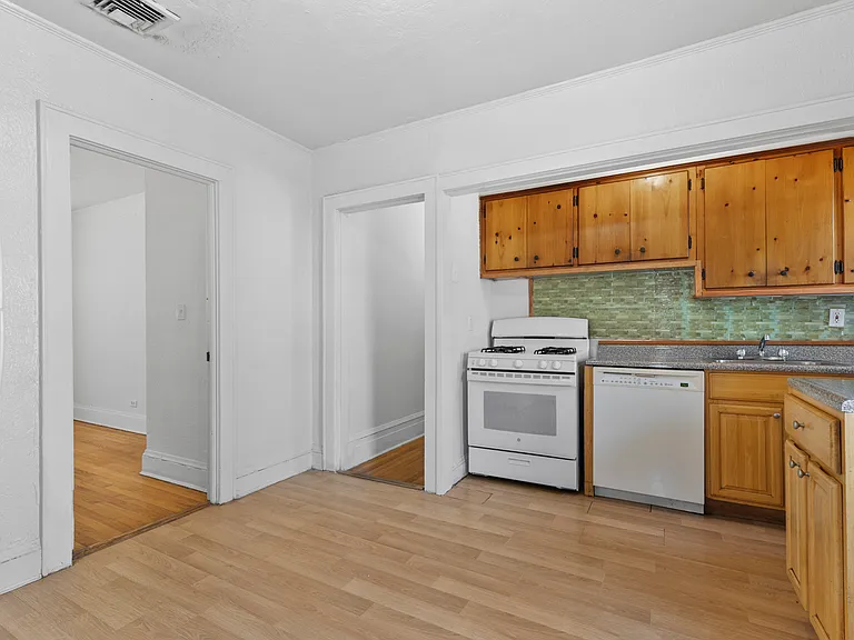 264 Laurelton Blvd #2 — Photo 6