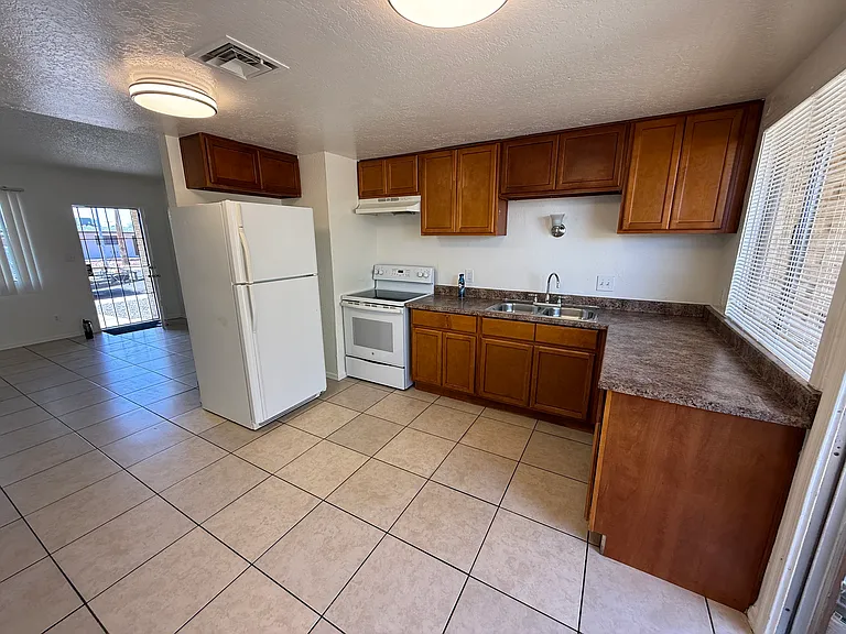 7526 W Glenn Dr #1 — Photo 3