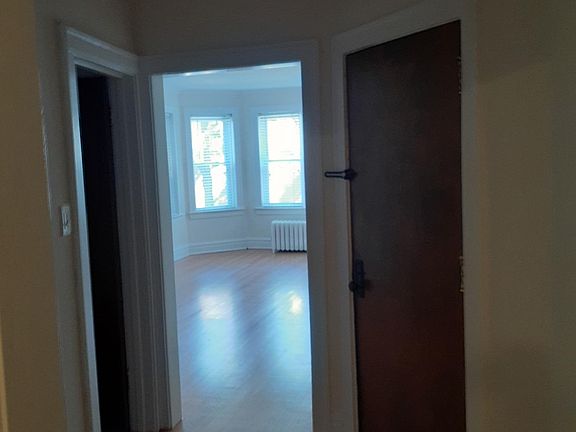 3rd image of 915 Ontario St #1W