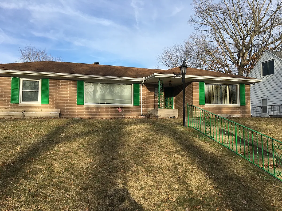 Photo 1 of 11 - 2222 Hollywood Pl #MAIN - South Bend, IN Primary Photo - 2222 Hollywood Pl #MAIN