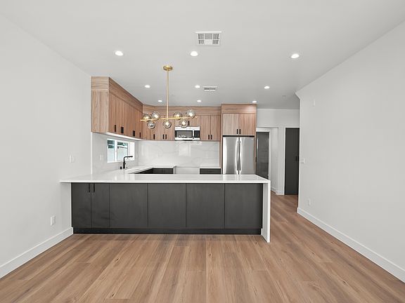 2nd image of 14214 Gilmore St #1/2