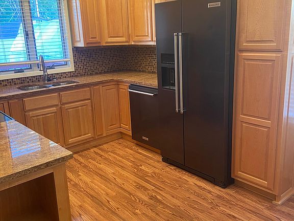 3rd image of 610 E Maplewood St