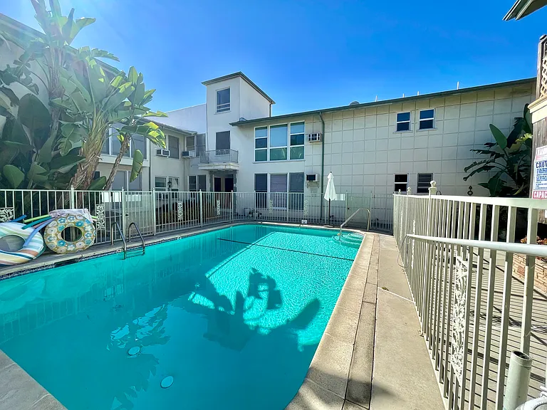 1266 N Laurel Ave #3 — Photo 21
