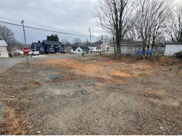 300 E Dalton Rd, King, NC 27021