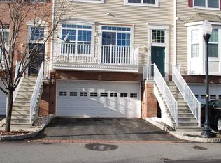 10 Foxhound Ct, Jersey City, NJ 07305