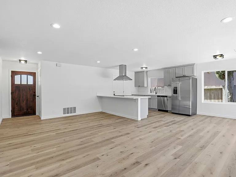 635 Glenview Ct — Photo 5