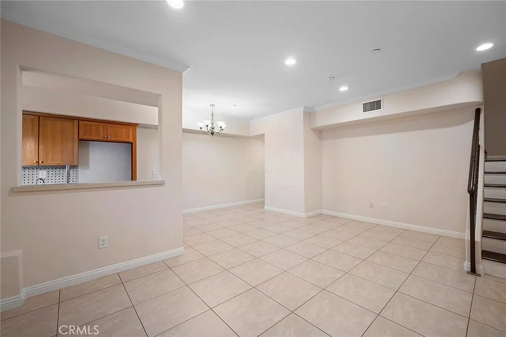 3 bed, 2.5 bath, 1360 sqft, $3,250 — Photo 4