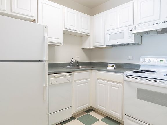 3rd image of 611 Rugby Rd #313