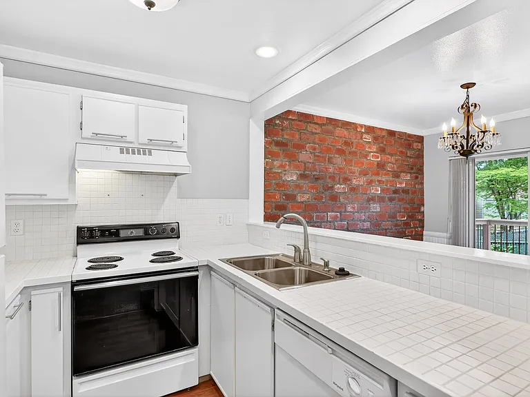 7149 SW Sagert St #102 — Photo 4