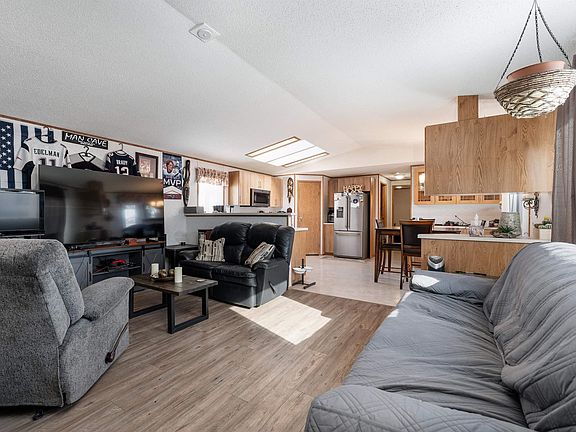 2nd image of 1663 Jubilee Cres