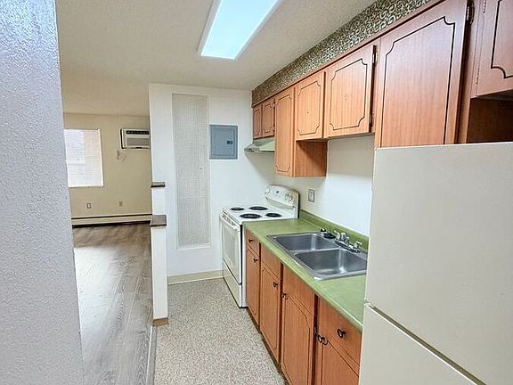 3rd image of 3305 S Clarkson St #304