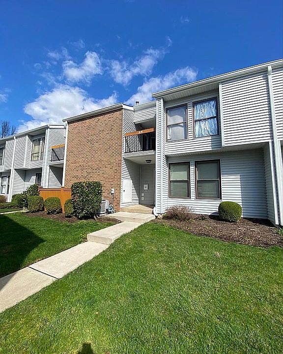 2nd image of 8M Twin Rivers Dr