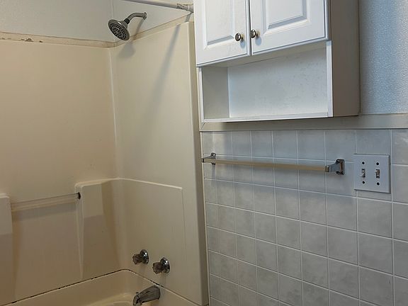 2nd image of 906 Lincoln Ave